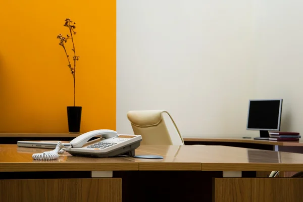 Telefon Auf Dem Schreibtisch Einem Modernen Büro — Stockfoto