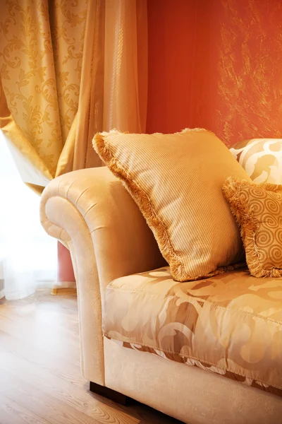 Schönes Kissen Auf Einem Sofa Einer Modernen Wohnung — Stockfoto