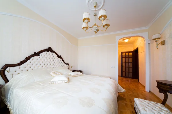 Hermoso Dormitorio Con Una Amplia Cama Piso Moderno —  Fotos de Stock