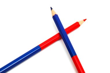 Beyaz arkaplanda iki renkli kalem