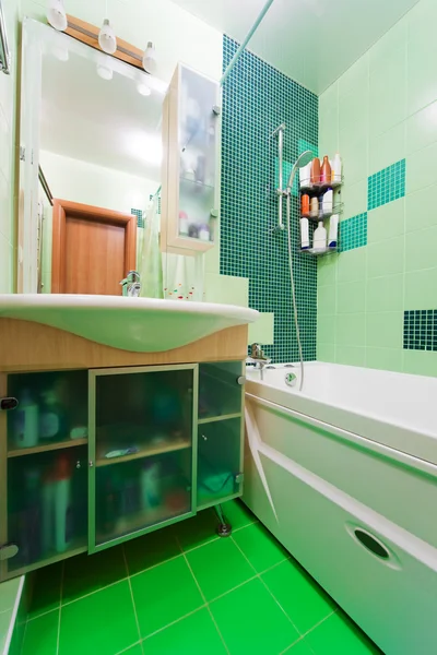 モダンなアパートメントでファッショナブルな緑のバスルーム — ストック写真