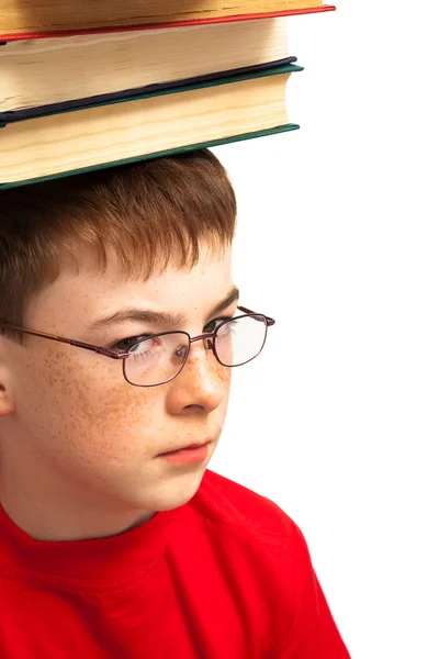 Мальчик на голове с книгами — стоковое фото