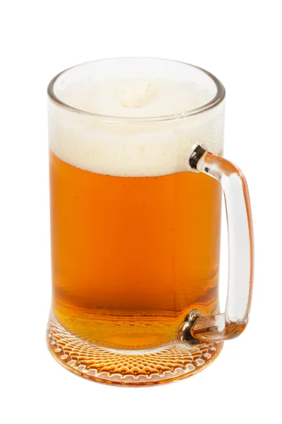 在白色背景上的新鲜啤酒的杯子 — 图库照片