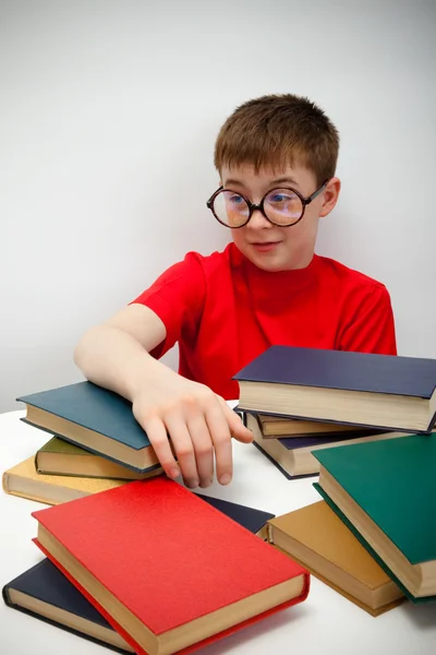 Sommersprossiger Junge Mit Runder Brille Und Einem Buch — Stockfoto