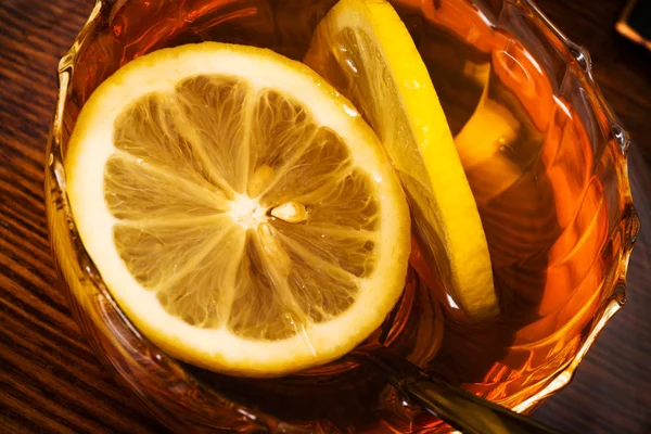 Chá Fresco Com Limão Uma Caneca Vidro — Fotografia de Stock