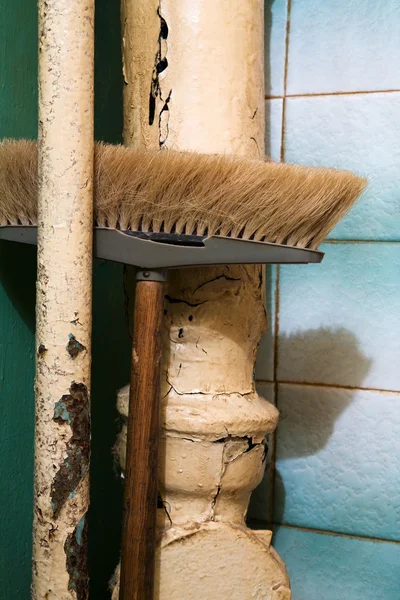 Старая Метла Фоне Канализационных Труб Зеленой Стены — стоковое фото