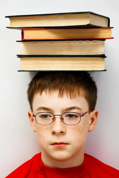 Αγόρι Ένα Σωρό Βιβλία Στο Κεφάλι Της — Φωτογραφία Αρχείου