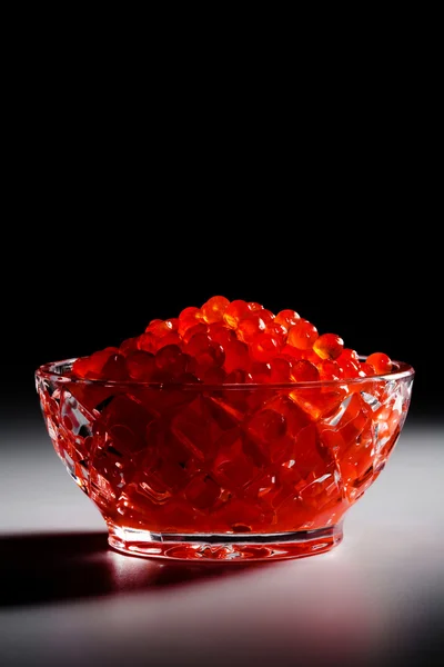 Güzel Kristal Kaplar Içinde Taze Kırmızı Havyar — Stok fotoğraf
