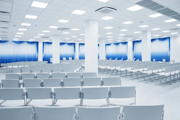 Grande Moderno Auditorium Bianco Con Tende Blu — Foto Stock