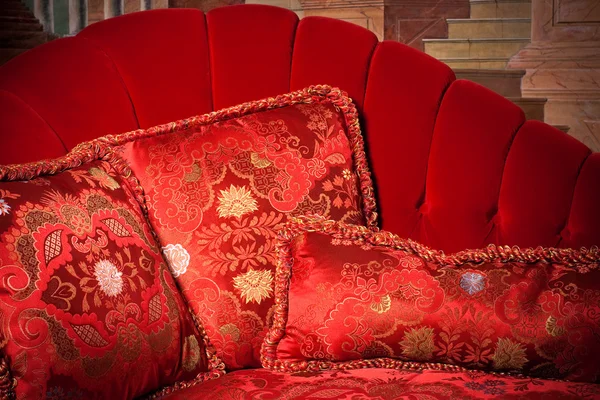 Três Travesseiros Com Ornamento Sofá Vermelho — Fotografia de Stock
