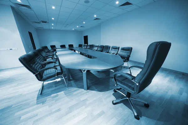 Ein Großer Tisch Und Stühle Einem Modernen Konferenzraum — Stockfoto