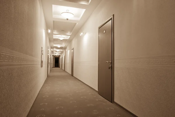 Красивый длинный коридор — стоковое фото