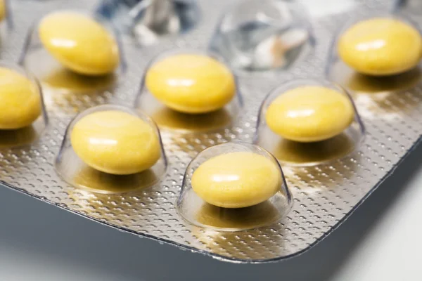 Κίτρινο Και Στρογγυλά Χάπια Ένα Εργοστάσιο Συσκευασίας — Φωτογραφία Αρχείου