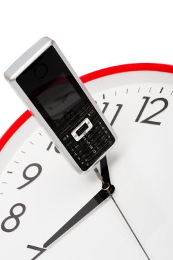 bir saatin kadranı üzerinde modern telefon