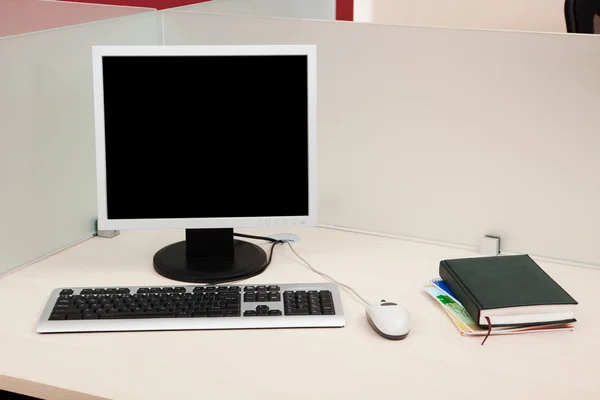 近代的なオフィスにガラスの背後にあるコンピューター — ストック写真