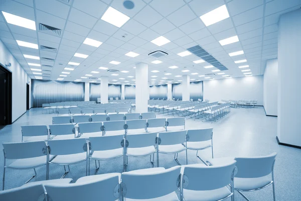 Grande Moderno Auditorium Bianco Con Tende Blu — Foto Stock