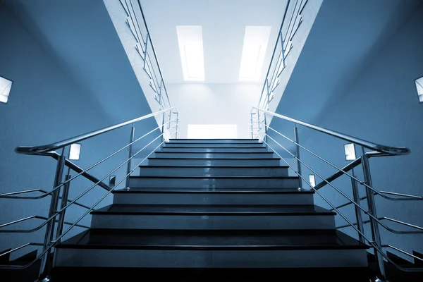 Modern Bir Bina Çelik Küpeşte Ile Mermer Merdiven — Stok fotoğraf