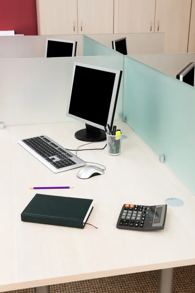 木製のテーブル オフィスでの現代のコンピューター — ストック写真