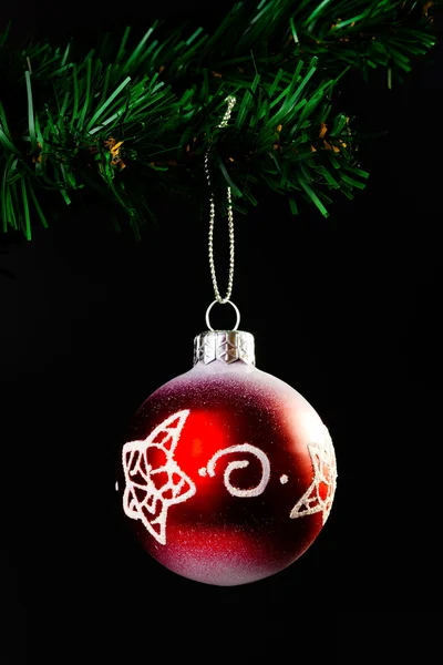 人造圣诞树上的红球 — 图库照片