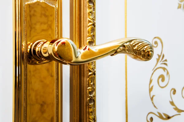 新しいゴールド ハンドル付きの白いドア — ストック写真
