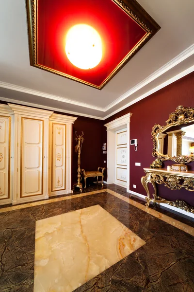 Όμορφο Διάδρομο Μια Πόρτα Ένα Μοντέρνο Διαμέρισμα — Φωτογραφία Αρχείου