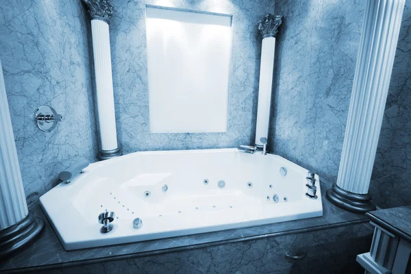 아름 다운 큰 욕조 — 스톡 사진