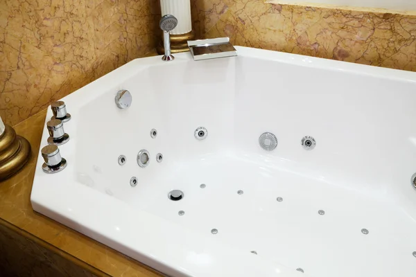 大理石のバスルームの美しい大きなお風呂 — ストック写真