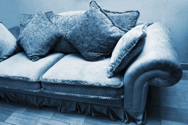 Диван с мягкими подушками — стоковое фото