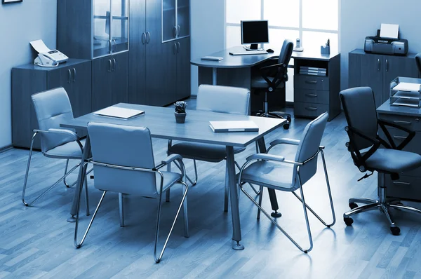 近代的なオフィスに交渉のテーブル — ストック写真