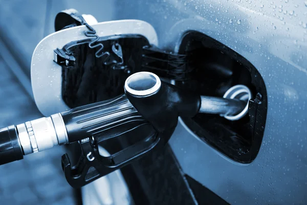 Дозаправка Автомобіля Бензином Під Дощем — стокове фото