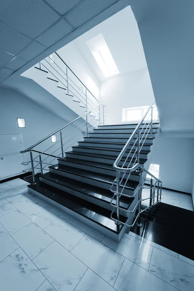 Escalier Marbre Avec Rampe Acier Dans Bâtiment Moderne — Photo