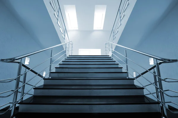 在现代建筑钢扶手与大理石楼梯 — 图库照片