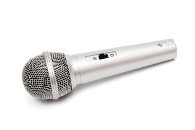güzel beyaz bir arka plan üzerinde yeni bir mikrofon