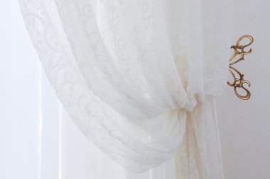 bir apartmanda güzel şeffaf beyaz perdeler