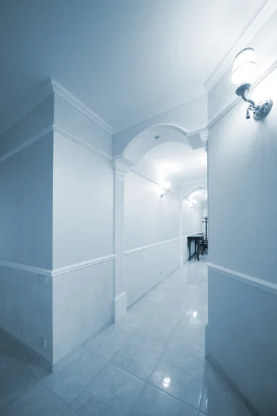 モダンなアパートメントで長く 美しい回廊 — ストック写真