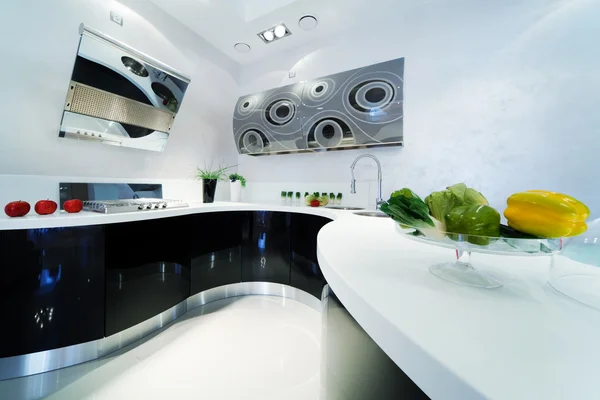 モダンなアパートメントでおしゃれで美しいキッチン — ストック写真
