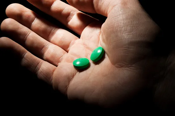 Дві Зелені Таблетки Відкритій Долоні — стокове фото