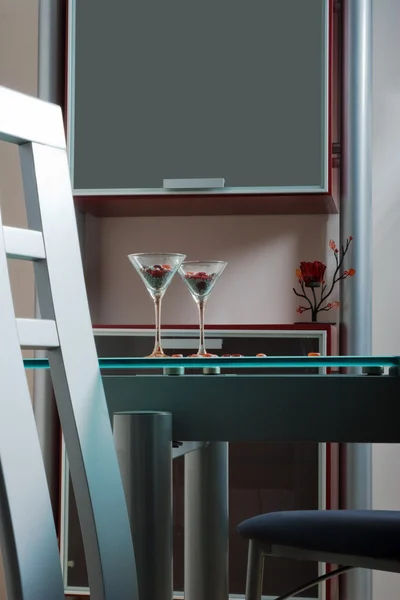 在厨房里的玻璃桌上的两个酒杯 — 图库照片
