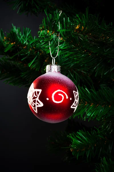 Bola Roja Árbol Navidad Artificial —  Fotos de Stock