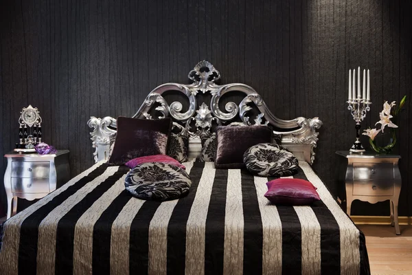 現代寝室で美しくて ファッショナブルなベッド — ストック写真