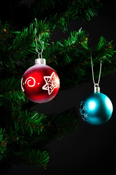 Blauwe Rode Ballen Kunstmatige Kerstboom — Stockfoto