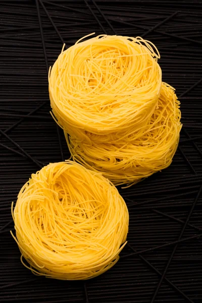 Pasta Krullen Een Achtergrond Van Directe Zwarte Spaghetti — Stockfoto
