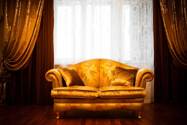 Piękna Sofa Oknie Pral Mieszkanie — Zdjęcie stockowe