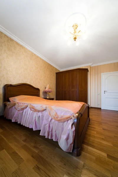 Hermosa Cama Rosa Dormitorio Moderno —  Fotos de Stock