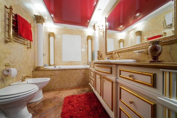 モダンなアパートメントでファッショナブルな大理石のバスルーム — ストック写真