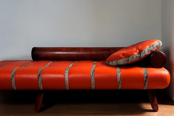 Lederrotes Sofa Auf Dem Hintergrund Einer Wand — Stockfoto
