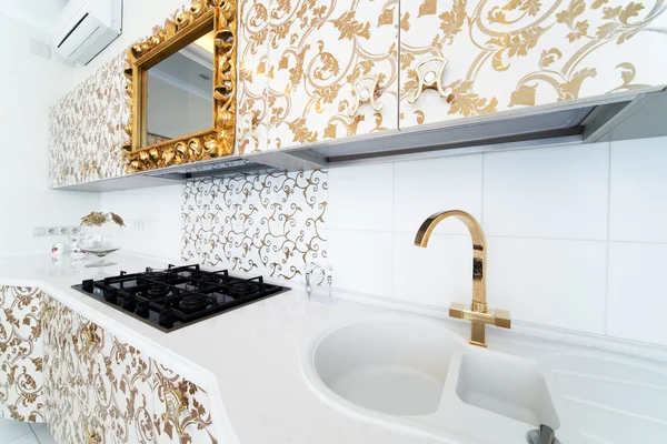 Mooie Moderne Keuken Met Een Gouden Kraan — Stockfoto