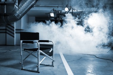 Studio bir arka planda bir duman yönetmen koltuğu