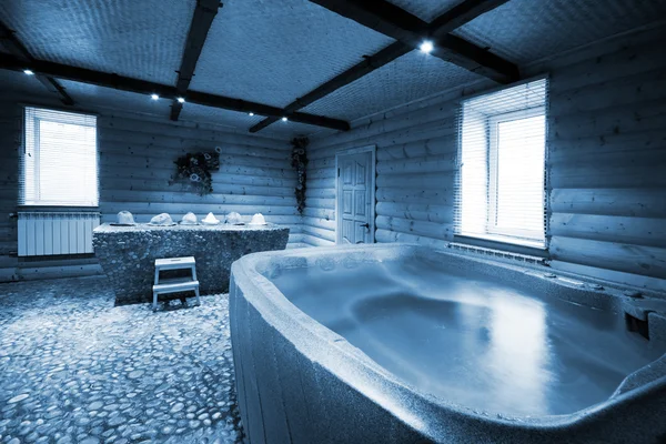 美しい木製サウナに水と一緒にお風呂 — ストック写真