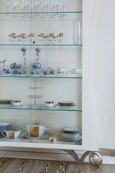 Кабинет Красивой Посудой Современной Квартире — стоковое фото